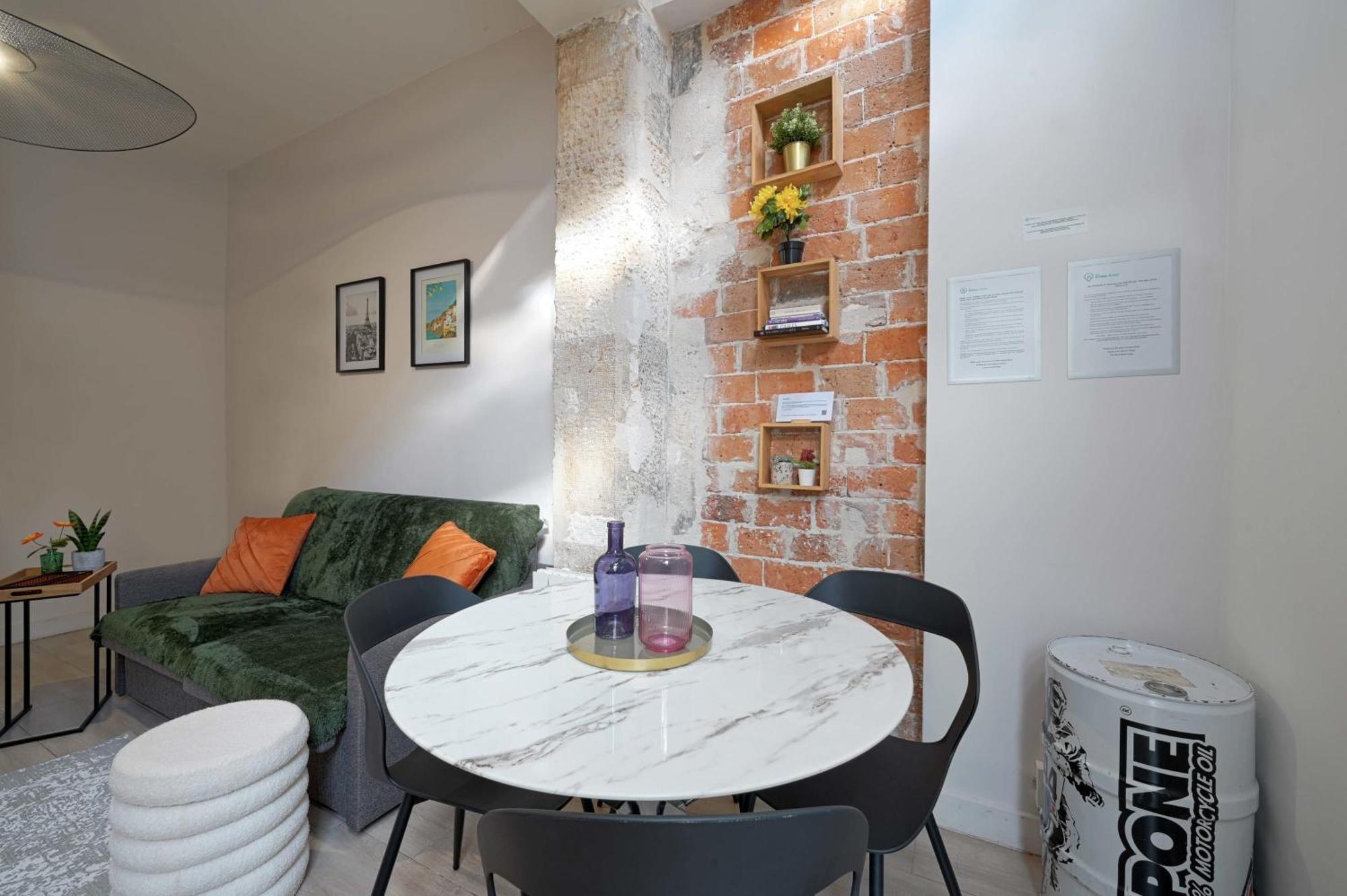 2 Bed Modern Fully Furnish Flat,Close To Buttes Chaumon Park Lägenhet Paris Exteriör bild