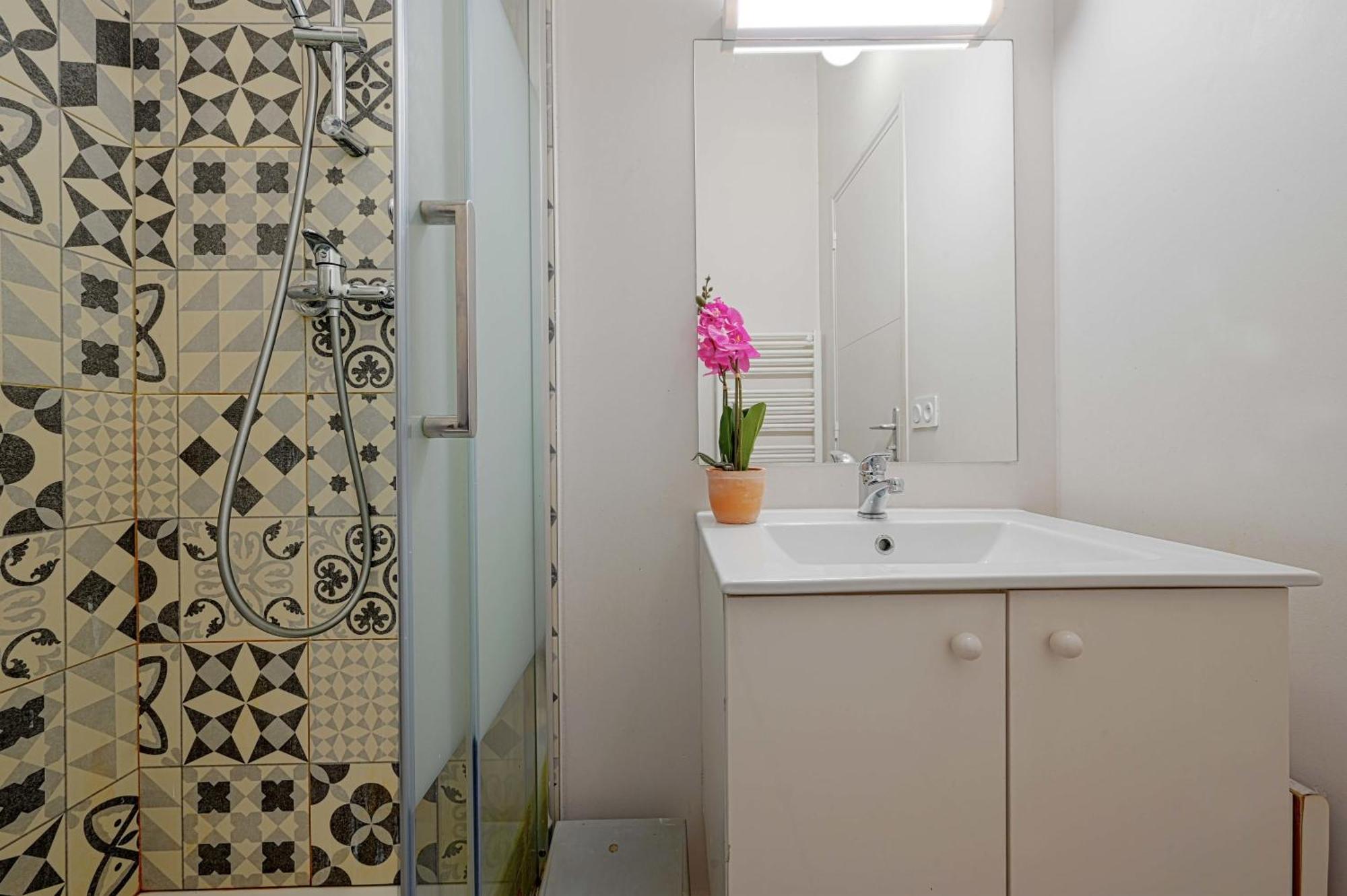 2 Bed Modern Fully Furnish Flat,Close To Buttes Chaumon Park Lägenhet Paris Exteriör bild
